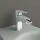 Chromene Bidetarmatur von Ideal Standard mit einem geraden Wasserhahn und einem abgeflachten Auslauf in einem modernen Badezimmer-Design.